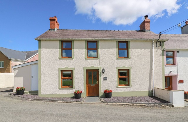 GWYNFA, pet friendly, with a garden in Newcastle Emlyn