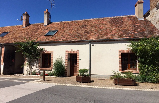 Gy en Sologne, Traditional Solognot Cottage In a charming village setting.