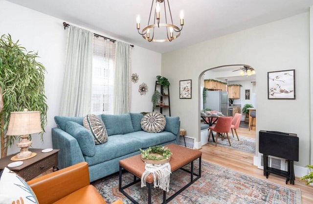 Gypsy Haven: Walk Downtown + Sunroom