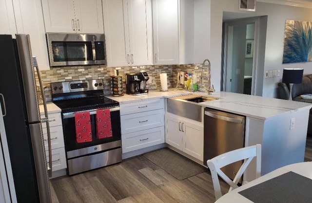 H.H. Beach & Tennis Resort-2/2 100% renovated ON THE BEACH condo. 5% DISCOUNTS!