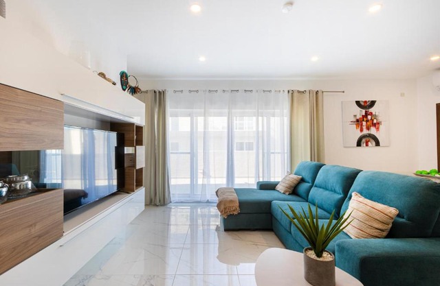 H4- Modern Penthouse with Large Terrace and Views