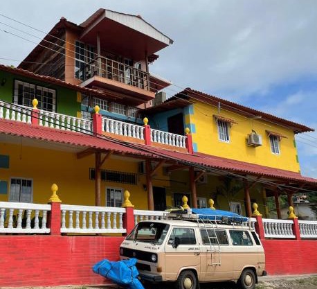 Habitación full equipada a solo 10 minutos del aropuerto Panamá pasifico a 5 minutos de playa 20 minutos de la ciudad y centros comerciales y turísticos ofrecemos transporte