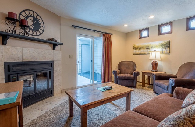 Habitat Condo 2 Bedroom Community Hot Tub & Easy Walk to Downtown Ketchum