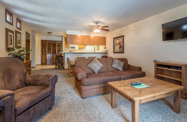 Habitat Condo 2 Bedroom Year-Round Hot Tub & Walk to Downtown Ketchum