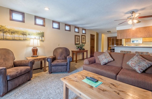 Habitat Condo - 2 Bedroom Walk to Downtown Ketchum & Year-Round Hot Tub