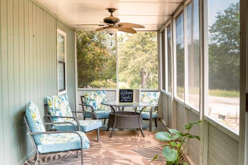Hadley's House - A Country 3 Bdrm with Screened-In Porch