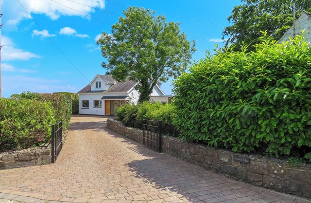 HAFAN DEG, family friendly, country holiday cottage in Llanbedrog