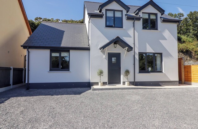 HAFAN Y GOF, pet friendly, with pool in Cenarth