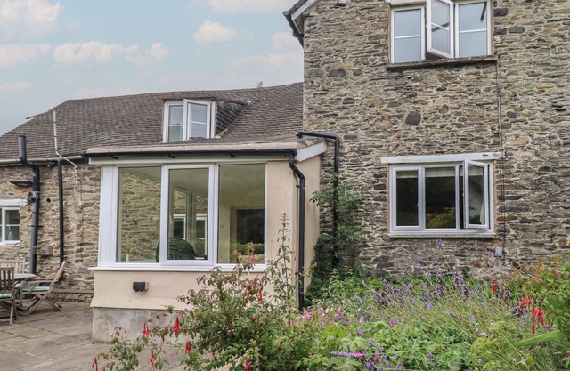HAFOD, pet friendly, character holiday cottage in Chirk