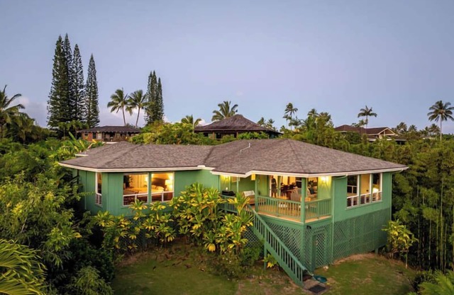 Hale Hihimanu - newly renovated house and guest cottage with AC