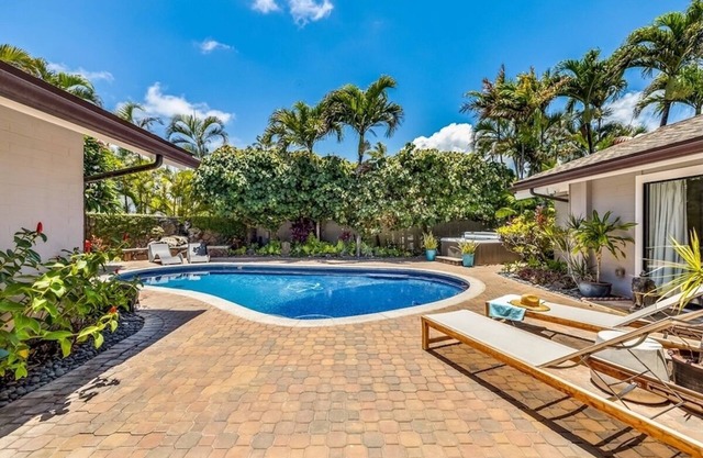 Hale Ohana: Kailua Retreat w/hot tub, Tropical Pool, Walk to Beach