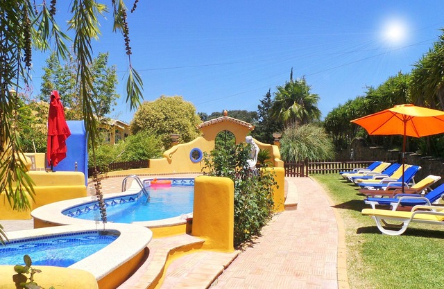 Half hectare property, 6 comfort rooms w/private AC&Bathroom, garden, pool, 4-12 persons
