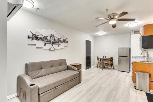 Half-Mi to Oakland City Golf Club Sleek Apartment