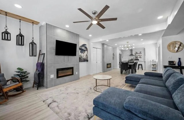 Half Off on Selected Days Huge Pittsburgh Home Luxe Bed/Bath and Baths Sleeps 14