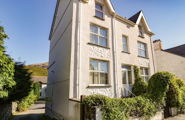 HALFORD HILL, pet friendly, with open fire in Llanberis