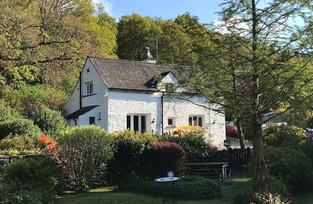 Halfway House 17th Century Cottage by the River
