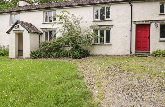 HALL BANK COTTAGE, pet friendly, with open fire in Rydal