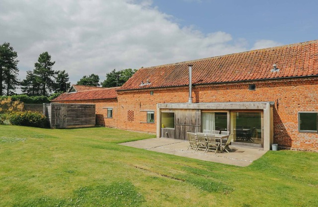Hall Barn is a 5* family and dog-friendly holiday cottage in rural North Norfolk
