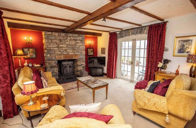 Hall House 3 Bedroom House St Florence