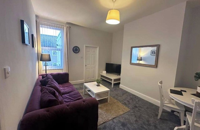 Hambledon Downstairs Flat - Sleeps 3 -Pet friendly