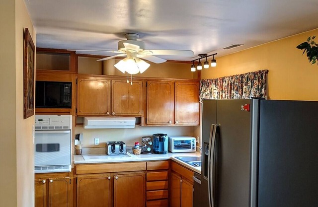 Hambrooks Home with Hottub/Mid Term stays welcomed!