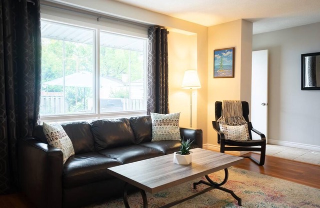 Hamilton Bay Getaway - Whole House steps to Downtown & Free Parking