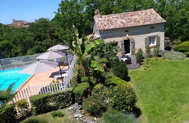 Hamlet of 3 stone houses around a swimming pool