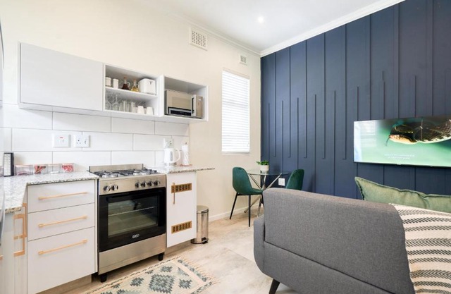 Hampton Collection - Contemporary 3 Sleeper Apartment with Pool