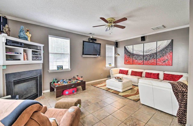 Hampton Home w/Fireplace + Close to Beaches!