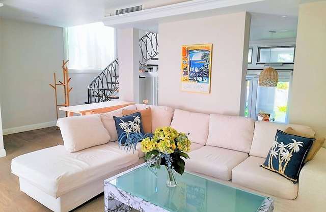 Hampton Style 3 bedrooms, wet-bar and outdoor area