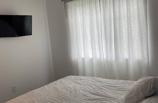 Hancock Park adj charming 1-bedroom cottage with A/C in fabulous Los Angeles.