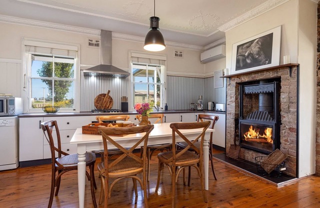 Hanigan's Cottage Connect with the country
