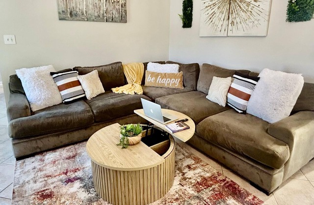 Happy 3 Bdr/2 Bth hideaway home between Katy and Houston
