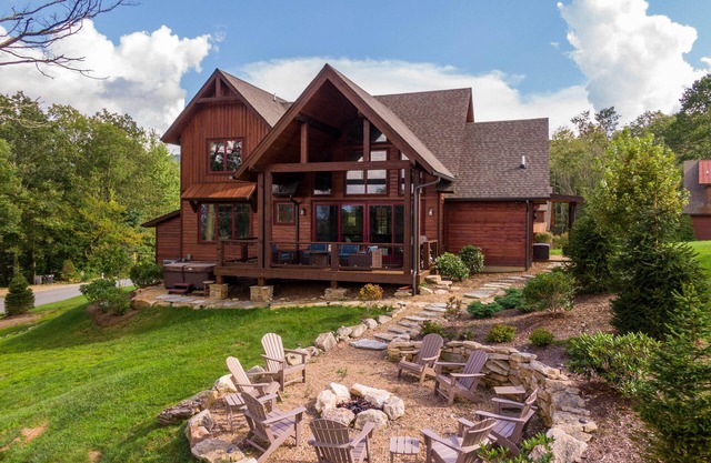 Happy Trails - Pet friendly Eagles Nest with view, hot tub, fire pit