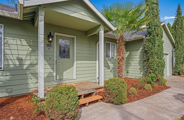 Happy Valley Home + Hot Tub, Game Room, 8 beds!
