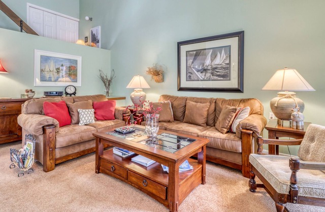 Harbor Cove condo w/ fireplace, shared pool, and back deck - private beach!