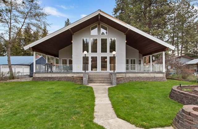 Harbor Island - Spacious Waterfront Home with Dock