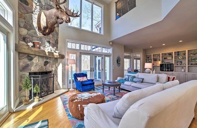 Harbor Springs Group Getaway w/Spacious Deck
