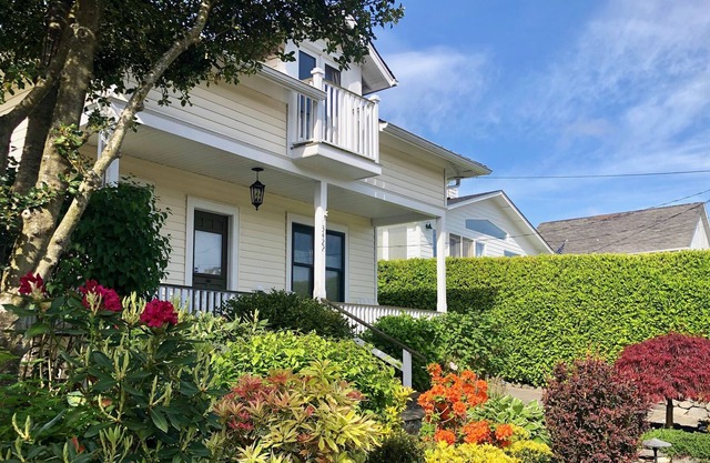 Harborview Cottage, located in the middle of everything Gig Harbor has to offer.