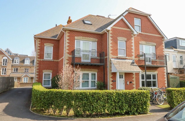 HARBOUR REACH 6, romantic, character holiday cottage in Weymouth