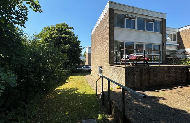 Harbour Strand, seaside holiday home, close to the harbour. Pet friendly