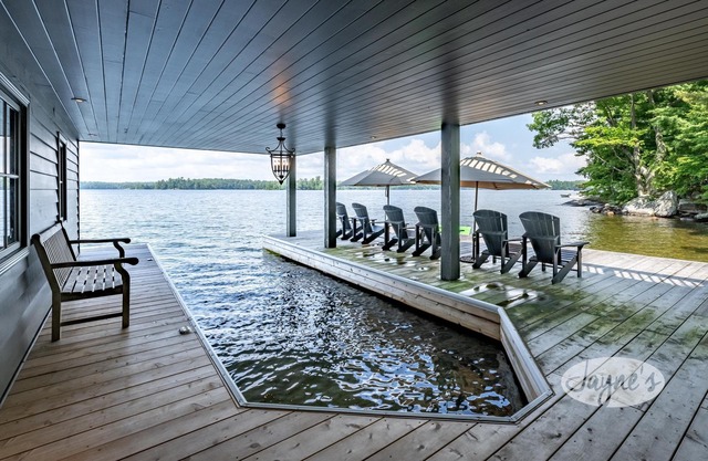 Hard packed Sandy Beach, spacious 7 brdm 6 bath! Boathouse w Sleeping & Sundeck!