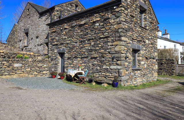 HARDRIGGS BANK COTTAGE, pet friendly, with a garden in Windermere