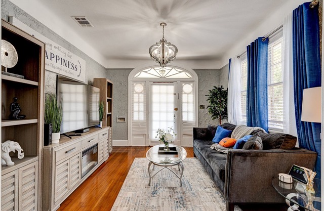 Harleaux Chateau - Centrally Located New Renovation