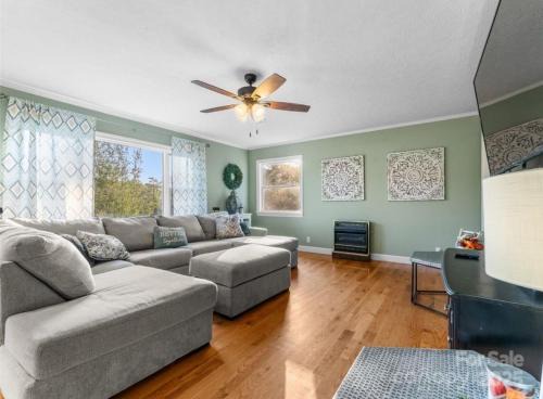 Harmony House - cozy, private mountain home, with firepit and pool table, located 10 minutes from Tryon Equestrian Center, Lake Lure, Local Wineries, and wedding venues