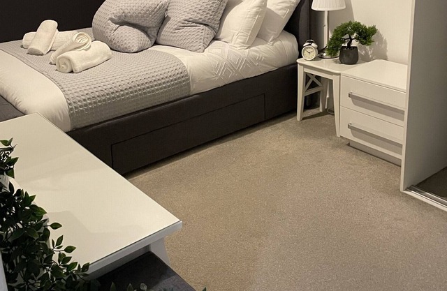 Harold Wood Haven Next to Station Small Dogs OK