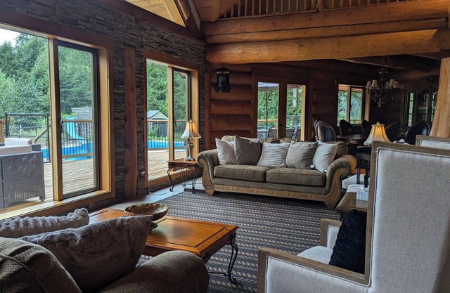 Harrison Oak Chalet/5 minutes to Harrison Lake, with game room & deck