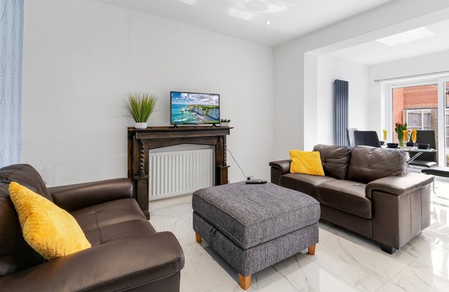 Harrow House 3 Bedrooms 2 Bathrooms Off-road Parking