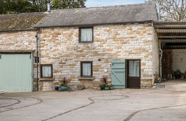 HARRY EYRE COTTAGE, pet friendly in Castleton, Peak District