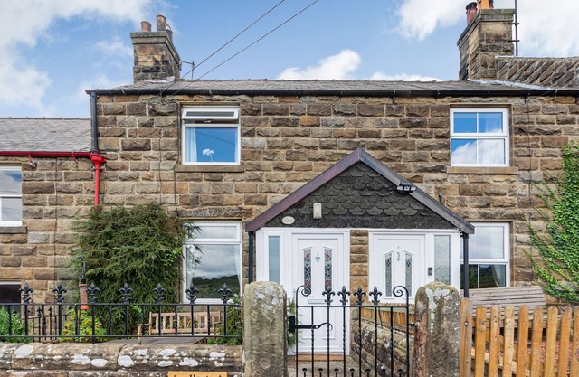 HART COTTAGE, pet friendly, character holiday cottage in Glaisdale